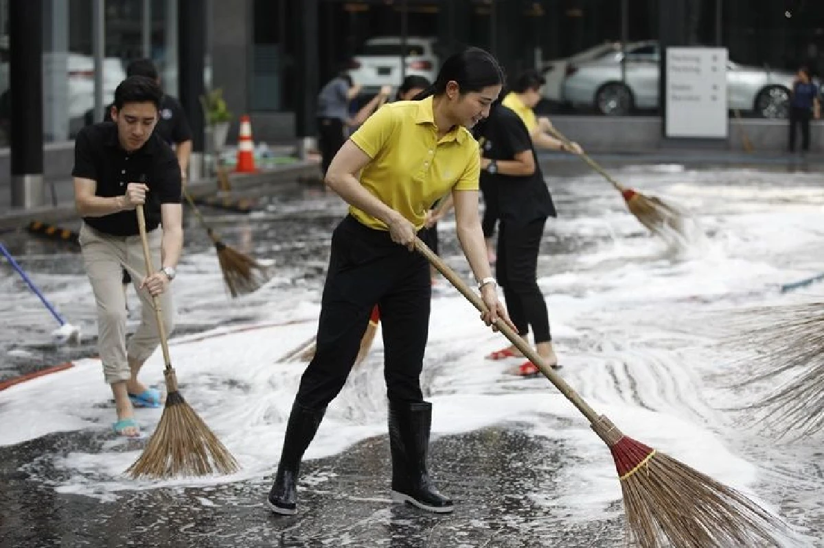 "เบนซ์ตลิ่งชัน" เปิดโครงการ “ช่างคิด ช่างทำ” ถวายเป็นพระราชกุศลในหลวง ร.9 เนื่องในวันคล้ายวันสวรรคต