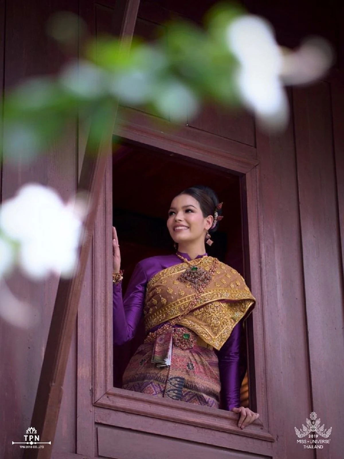 "ฟ้าใส ปวีณสุดา” สวมชุดไทยสีม่วง! ทำหน้าที่อันยิ่งใหญ่ในฐานะตัวแทนประเทศไทย