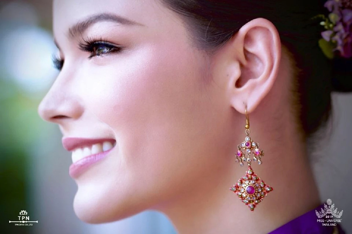 "ฟ้าใส ปวีณสุดา” สวมชุดไทยสีม่วง! ทำหน้าที่อันยิ่งใหญ่ในฐานะตัวแทนประเทศไทย