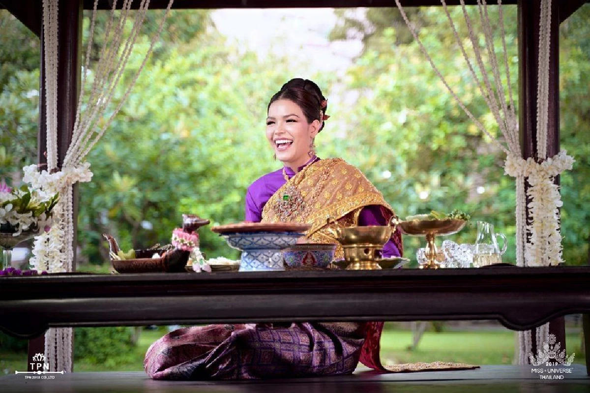 "ฟ้าใส ปวีณสุดา” สวมชุดไทยสีม่วง! ทำหน้าที่อันยิ่งใหญ่ในฐานะตัวแทนประเทศไทย