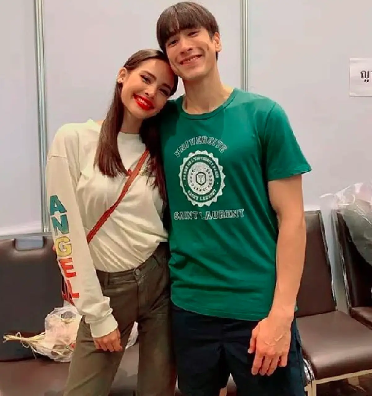 สายใจก็มา!! "ญาญ่า” โพสต์ภาพยืนโหนรถเมล์ "ณเดชน์” เข้ามาแซว หวานรุนแรงมาก