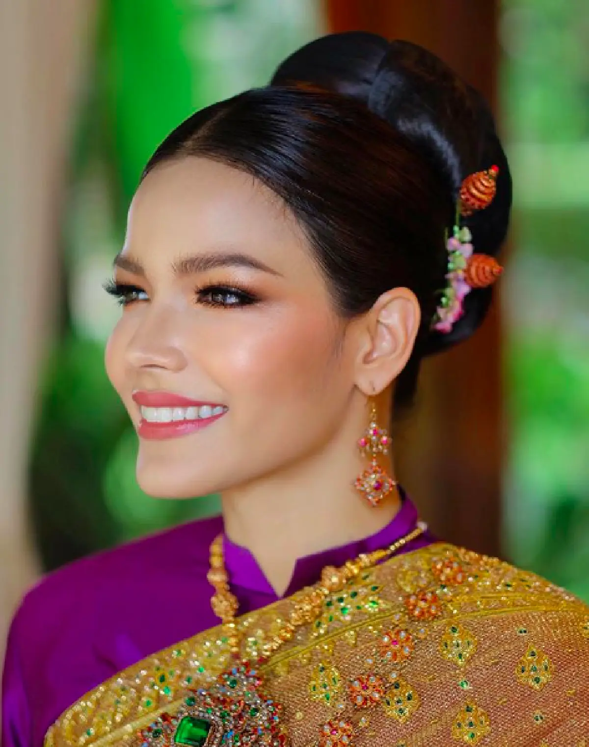 "ฟ้าใส ปวีณสุดา” สวมชุดไทยสีม่วง! ทำหน้าที่อันยิ่งใหญ่ในฐานะตัวแทนประเทศไทย