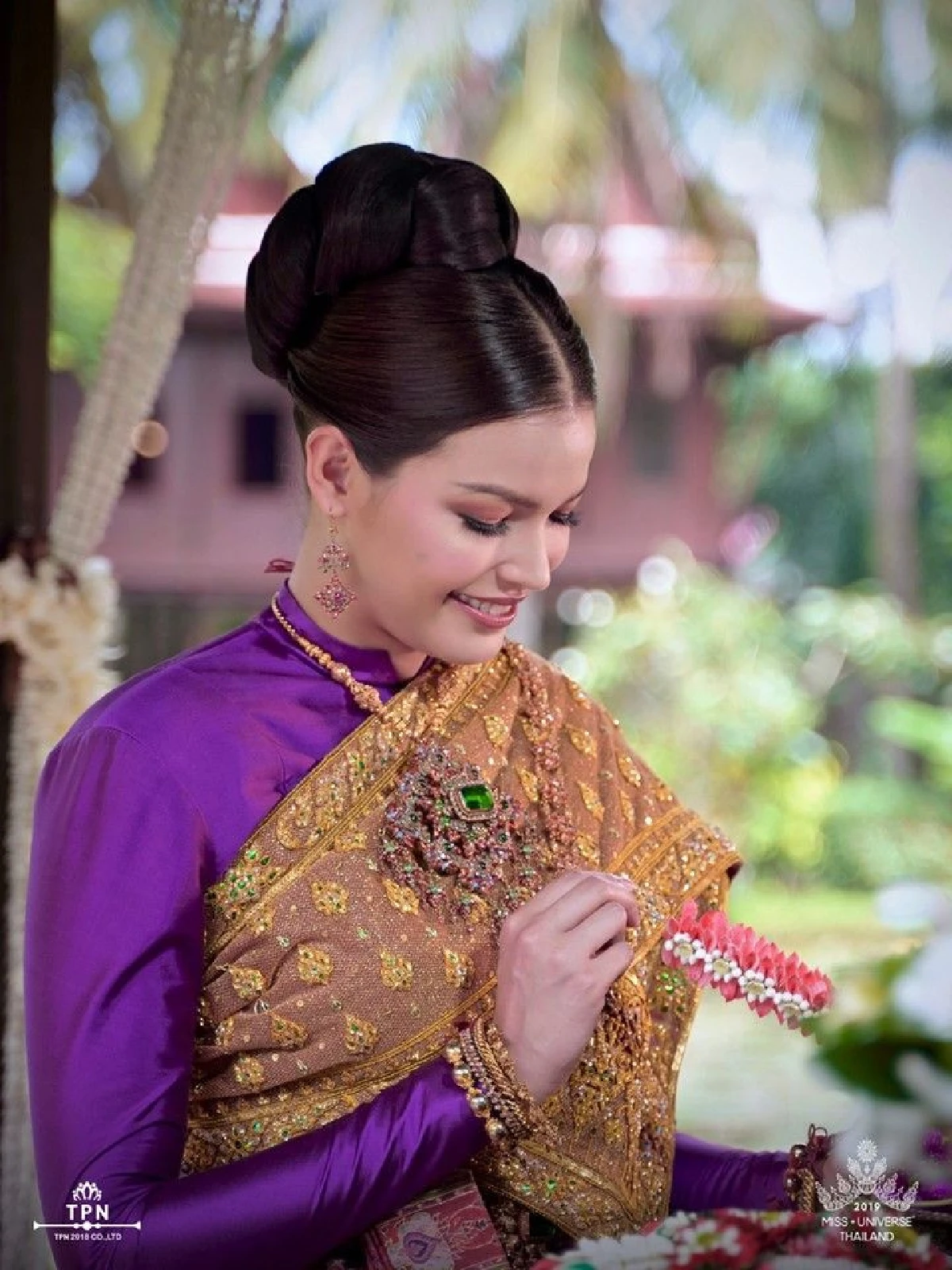 "ฟ้าใส ปวีณสุดา” สวมชุดไทยสีม่วง! ทำหน้าที่อันยิ่งใหญ่ในฐานะตัวแทนประเทศไทย