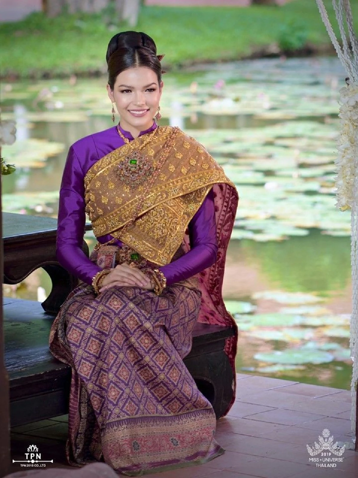 "ฟ้าใส ปวีณสุดา” สวมชุดไทยสีม่วง! ทำหน้าที่อันยิ่งใหญ่ในฐานะตัวแทนประเทศไทย