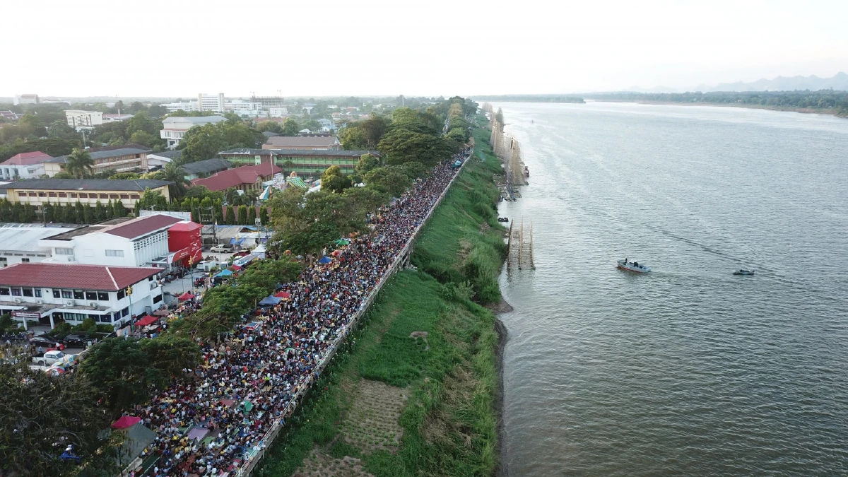 ริมโขงแน่น! นักท่องเที่ยวเข้าไปจับจองพื้นที่เพื่อรอชมไหลเรือไฟ