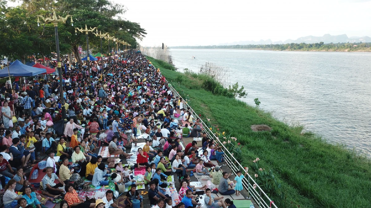 ริมโขงแน่น! นักท่องเที่ยวเข้าไปจับจองพื้นที่เพื่อรอชมไหลเรือไฟ