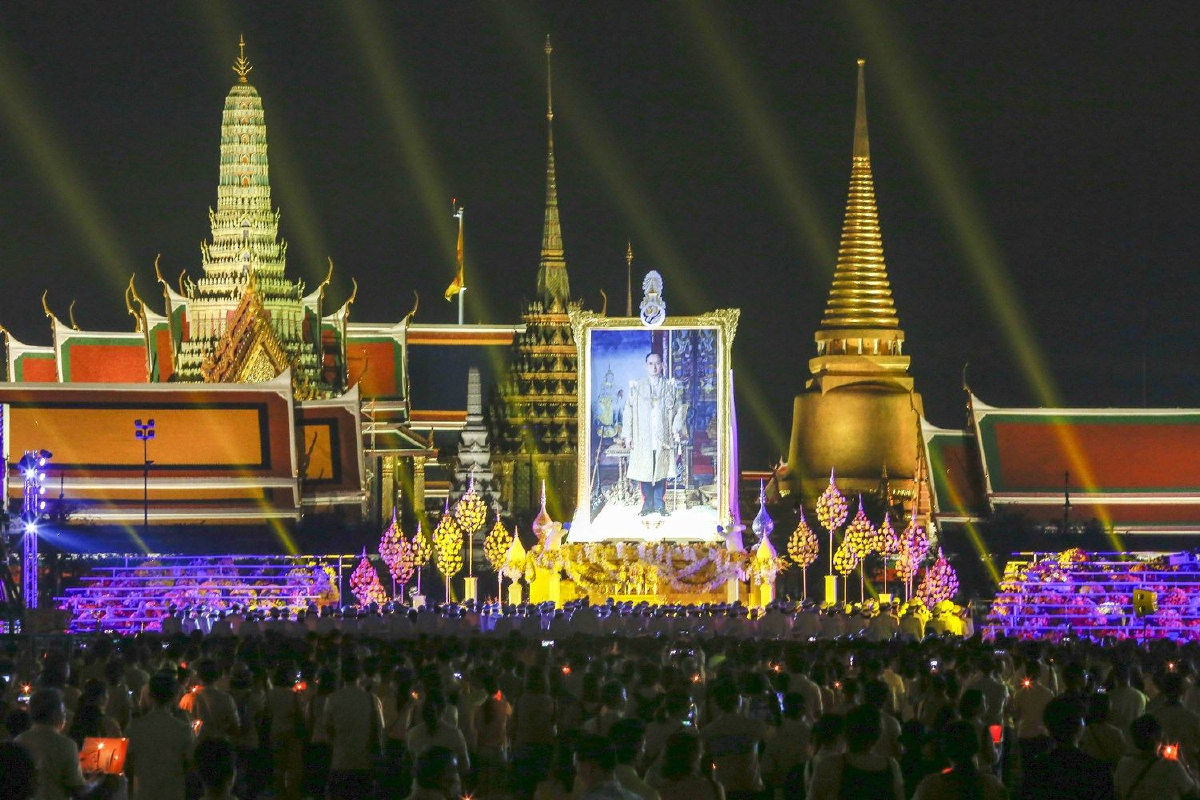นายกฯนำพสกนิกรทั่วประเทศจุดเทียนน้อมรำลึกพระมหากรุณาธิคุณ ร.9 นายกฯนำพสกนิกรทั่วประเทศจุดเทียนน้อมรำลึกพระมหากรุณาธิคุณ ร.9
