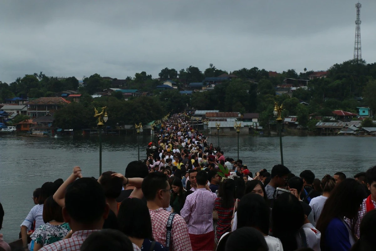 สะพานมอญคึกคักนักท่องเที่ยวแห่ชมบรรยากาศยามเช้าช่วงออกพรรษา
