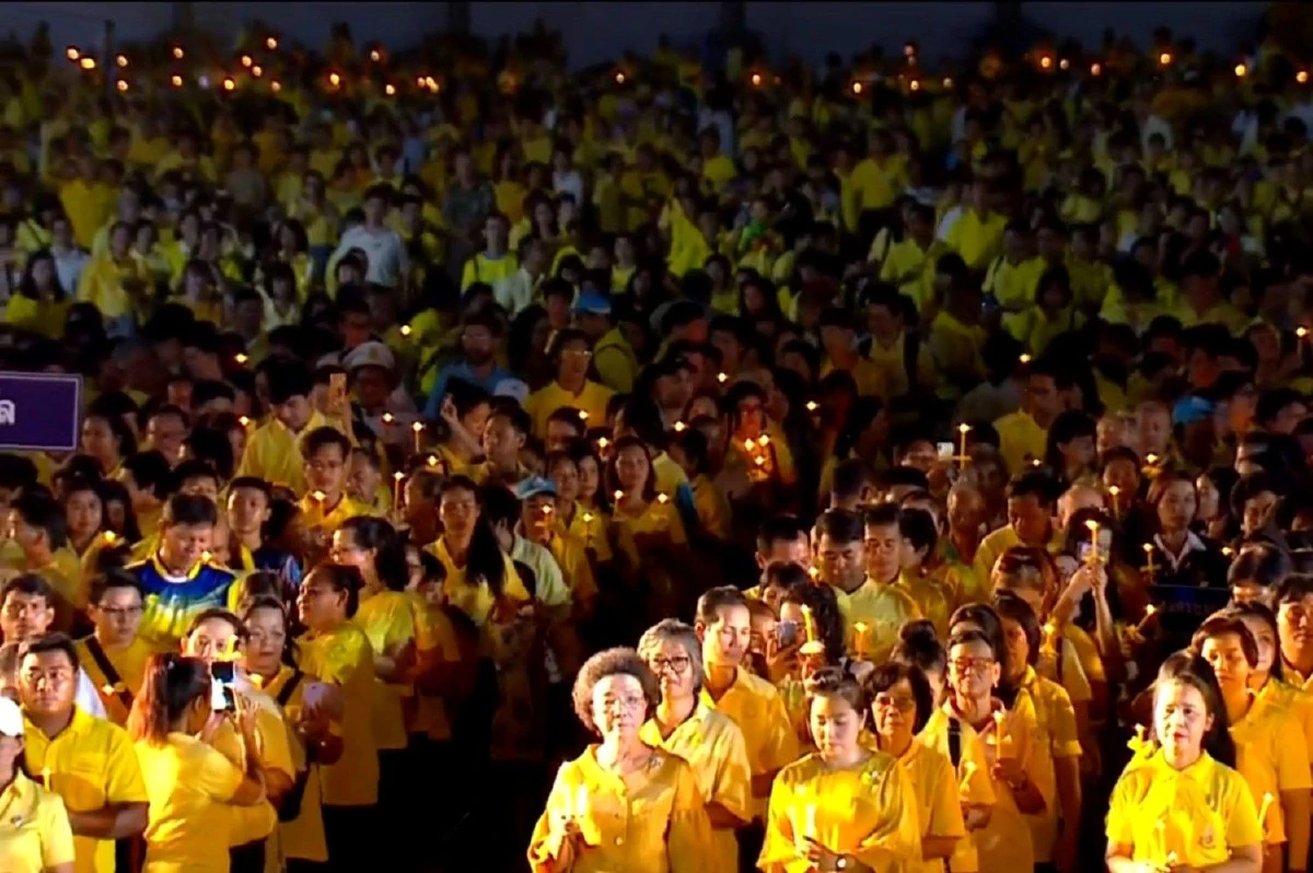 นายกฯนำประชาชนจุดเทียนน้อมรำลึกวันคล้ายวันสวรรคต "รัชกาลที่9"