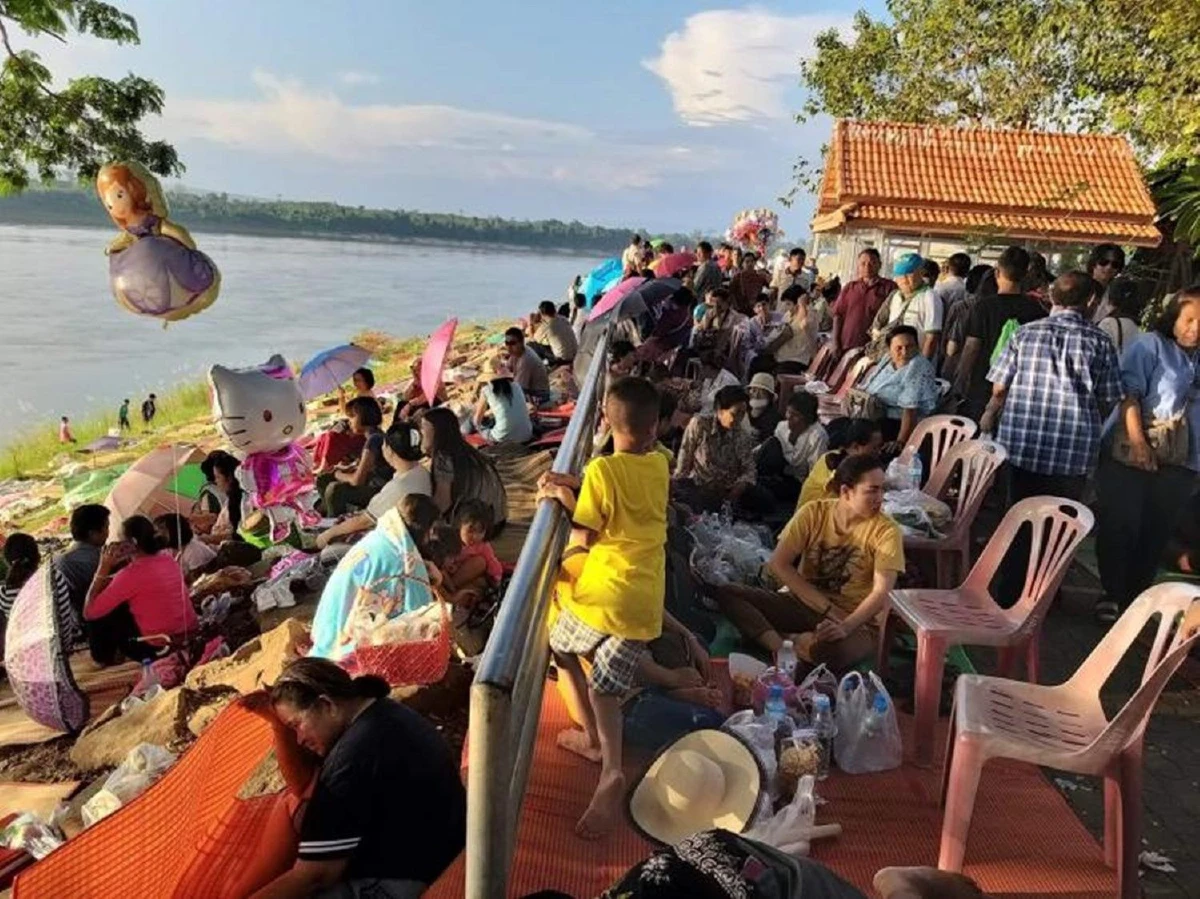 บั้งไฟพญานาคโผล่เหนือแม่น้ำโขงลูกแรกที่บ้านน้ำเป อ.รัตนวาปี