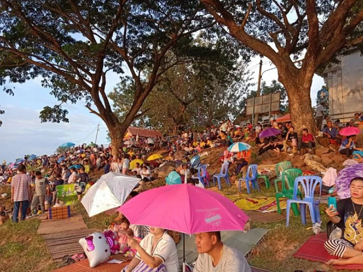 บั้งไฟพญานาคโผล่เหนือแม่น้ำโขงลูกแรกที่บ้านน้ำเป อ.รัตนวาปี