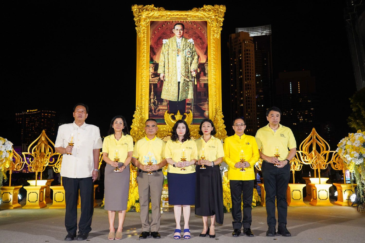 “พิธีจุดเทียนเพื่อน้อมรำลึกในพระมหากรุณาธิคุณ พระบาทสมเด็จพระบรมชนกาธิเบศร มหาภูมิพลอดุลยเดชมหาราช บรมนาถบพิตร” “พิธีจุดเทียนเพื่อน้อมรำลึกในพระมหากรุณาธิคุณ พระบาทสมเด็จพระบรมชนกาธิเบศร มหาภูมิพลอดุลยเดชมหาราช บรมนาถบพิตร”