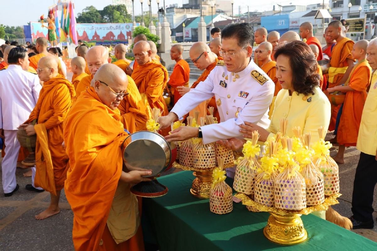 ประชาชนจากทั่วประเทศพร้อมใจทำบุญตักบาตรถวายเป็นพระราชกุศล ประชาชนจากทั่วประเทศพร้อมใจทำบุญตักบาตรถวายเป็นพระราชกุศล