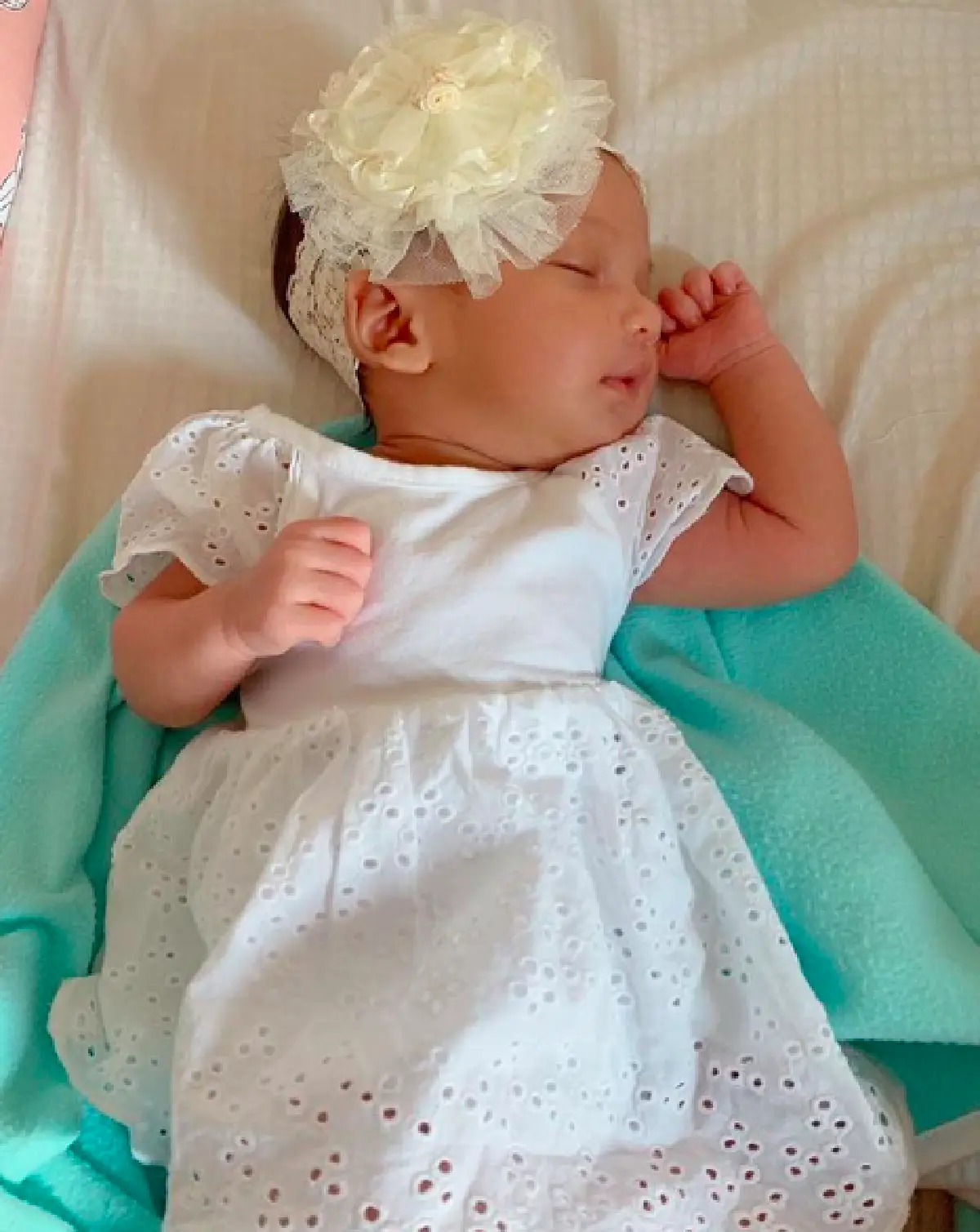 “น้องเมดา” ลูกสาว “เจมส์-ครูก้อย” อายุแค่ 6 เดือนกว่า แต่แววความสวยออร่ามาเต็ม