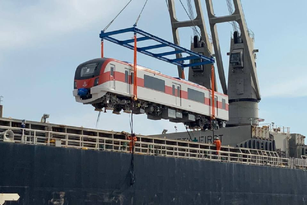 ยลโฉม! รถไฟฟ้าสายสีแดง2ขบวนแรกเดินทางถึงไทยแล้ว ยลโฉม! รถไฟฟ้าสายสีแดง2ขบวนแรกเดินทางถึงไทยแล้ว