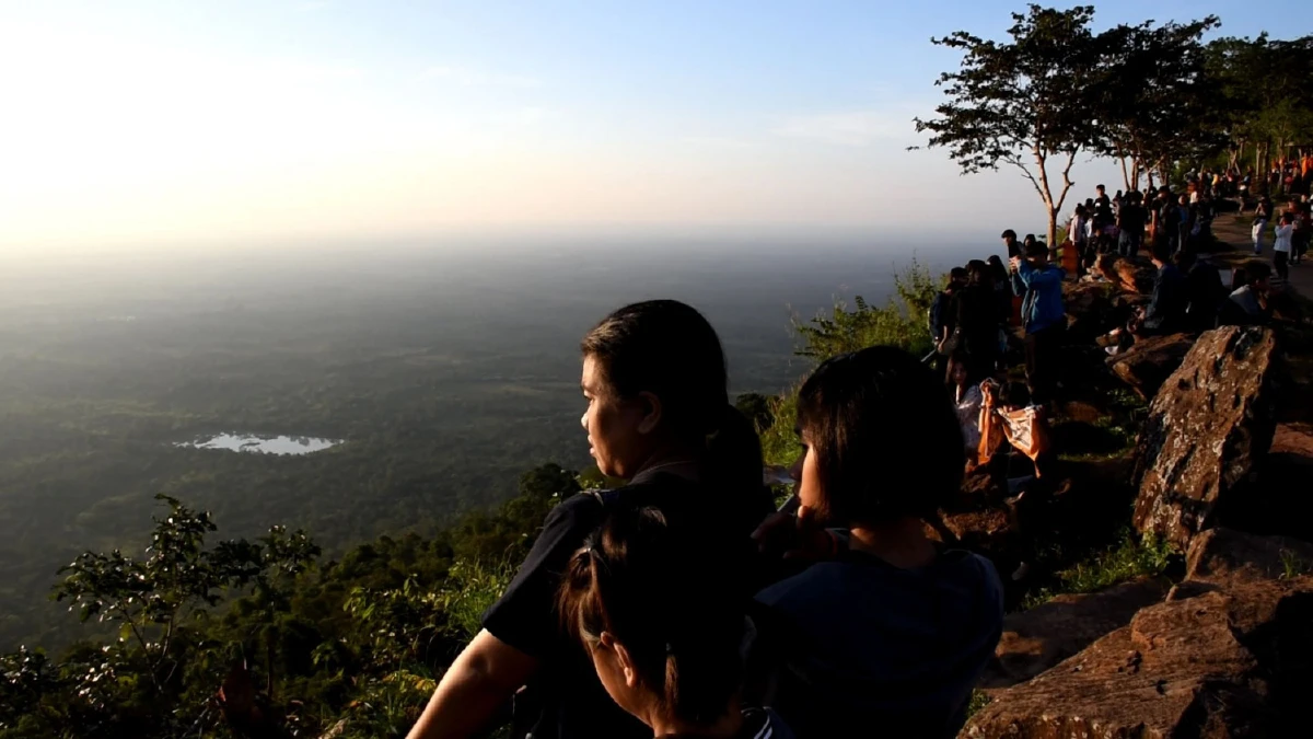 นักท่องเที่ยวแน่นผามออีแดงแห่ขึ้นไปชมทะเลหมอกยามเช้า