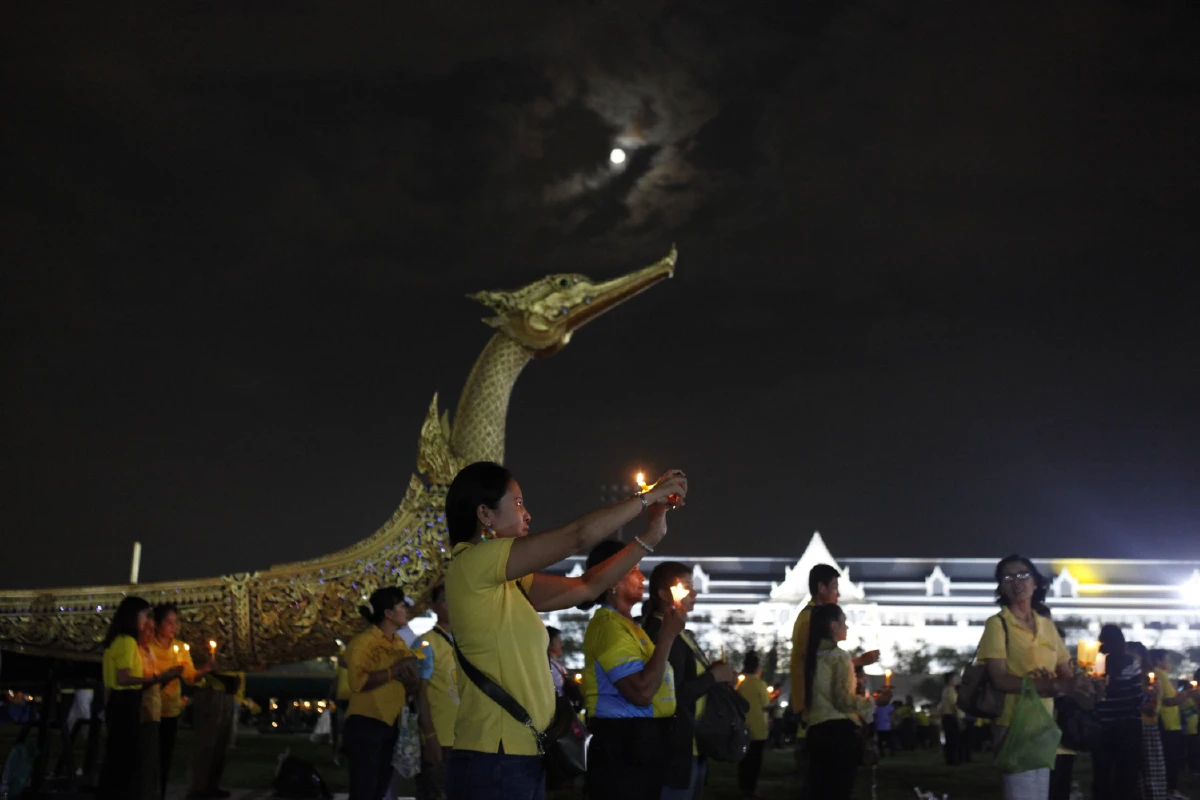 นายกฯนำพสกนิกรทั่วประเทศจุดเทียนน้อมรำลึกพระมหากรุณาธิคุณ ร.9