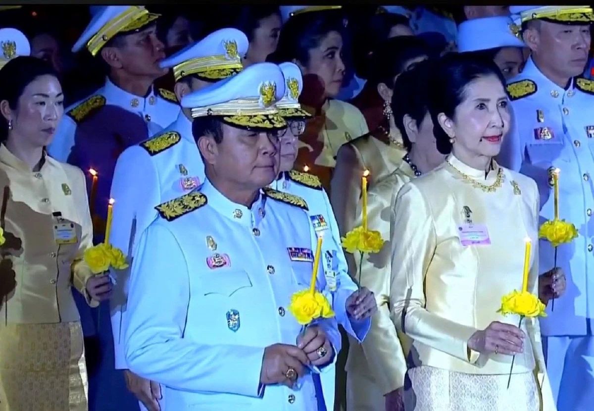 นายกฯนำประชาชนจุดเทียนน้อมรำลึกวันคล้ายวันสวรรคต "รัชกาลที่9"