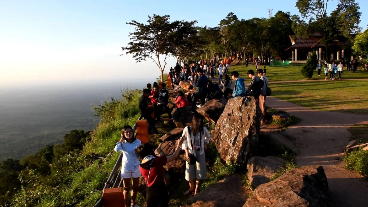 นักท่องเที่ยวแน่นผามออีแดงแห่ขึ้นไปชมทะเลหมอกยามเช้า
