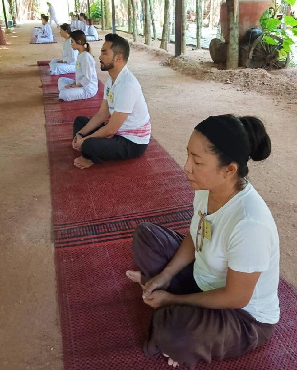 "ตุ้ย ธีรภัทร์” พึ่งทางธรรมหาความสงบ นั่งสมาธิกลางป่าช้าฝึกจิตกับ "อาจารย์ใหญ่”
