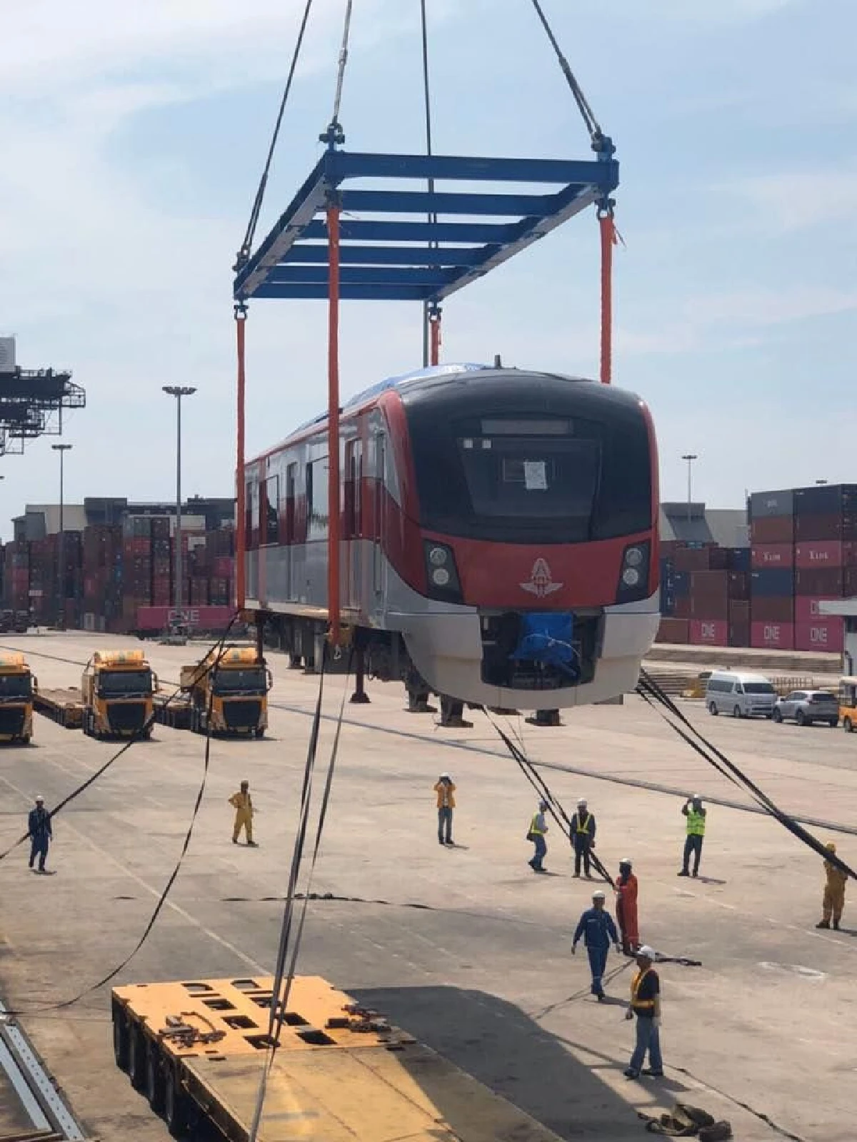 ยลโฉม! รถไฟฟ้าสายสีแดง2ขบวนแรกเดินทางถึงไทยแล้ว