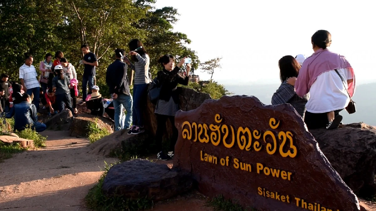 นักท่องเที่ยวแน่นผามออีแดงแห่ขึ้นไปชมทะเลหมอกยามเช้า