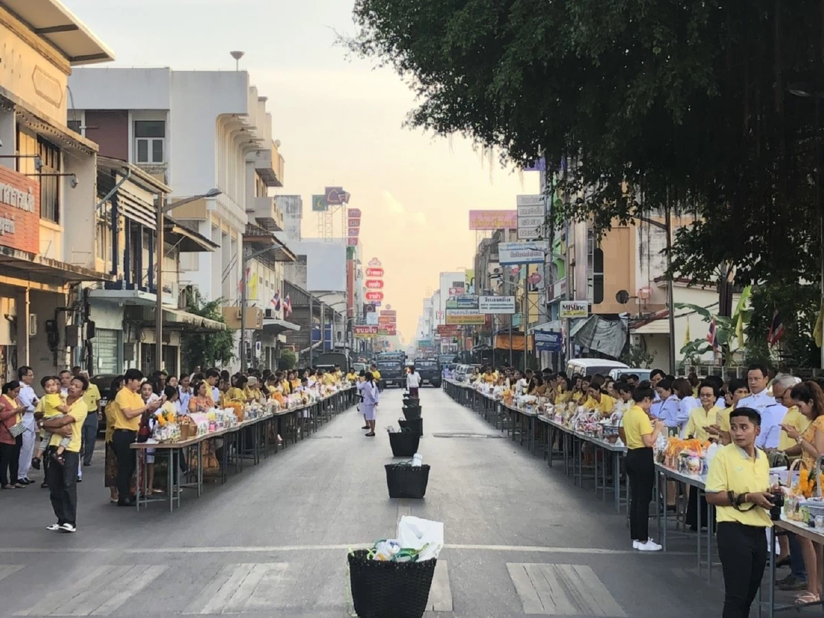 ประชาชนจากทั่วประเทศพร้อมใจทำบุญตักบาตรถวายเป็นพระราชกุศล