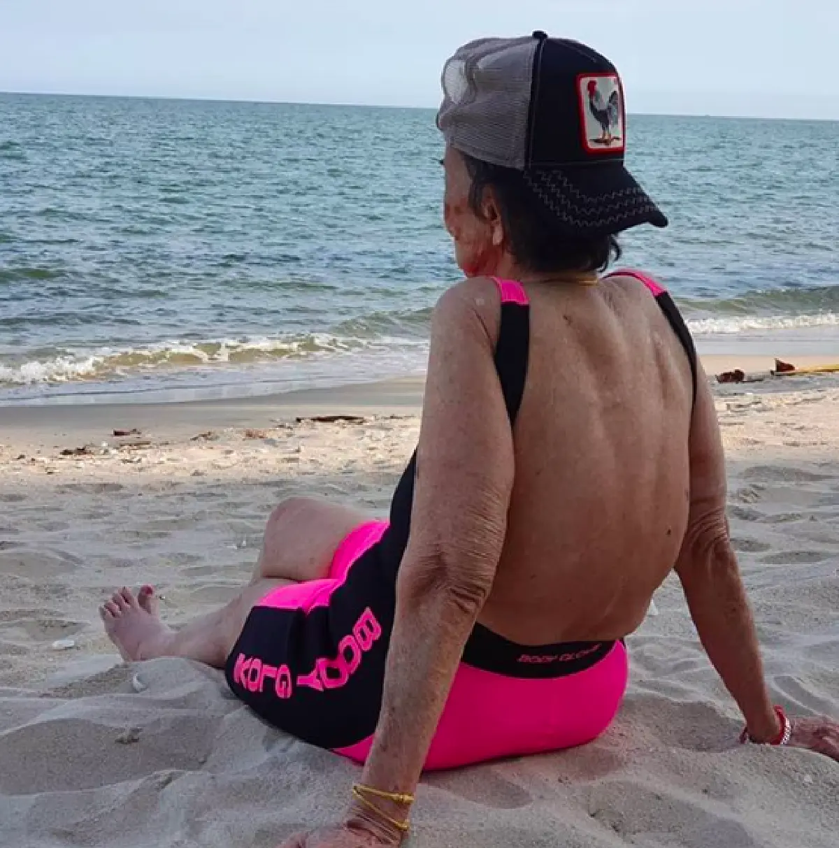 "คุณยายมารศรี” วัย 98 ปี อวดความแซ่บในชุดว่ายน้ำสีชมพูสดใส พร้อมโพสต์ท่าเก๋ๆ