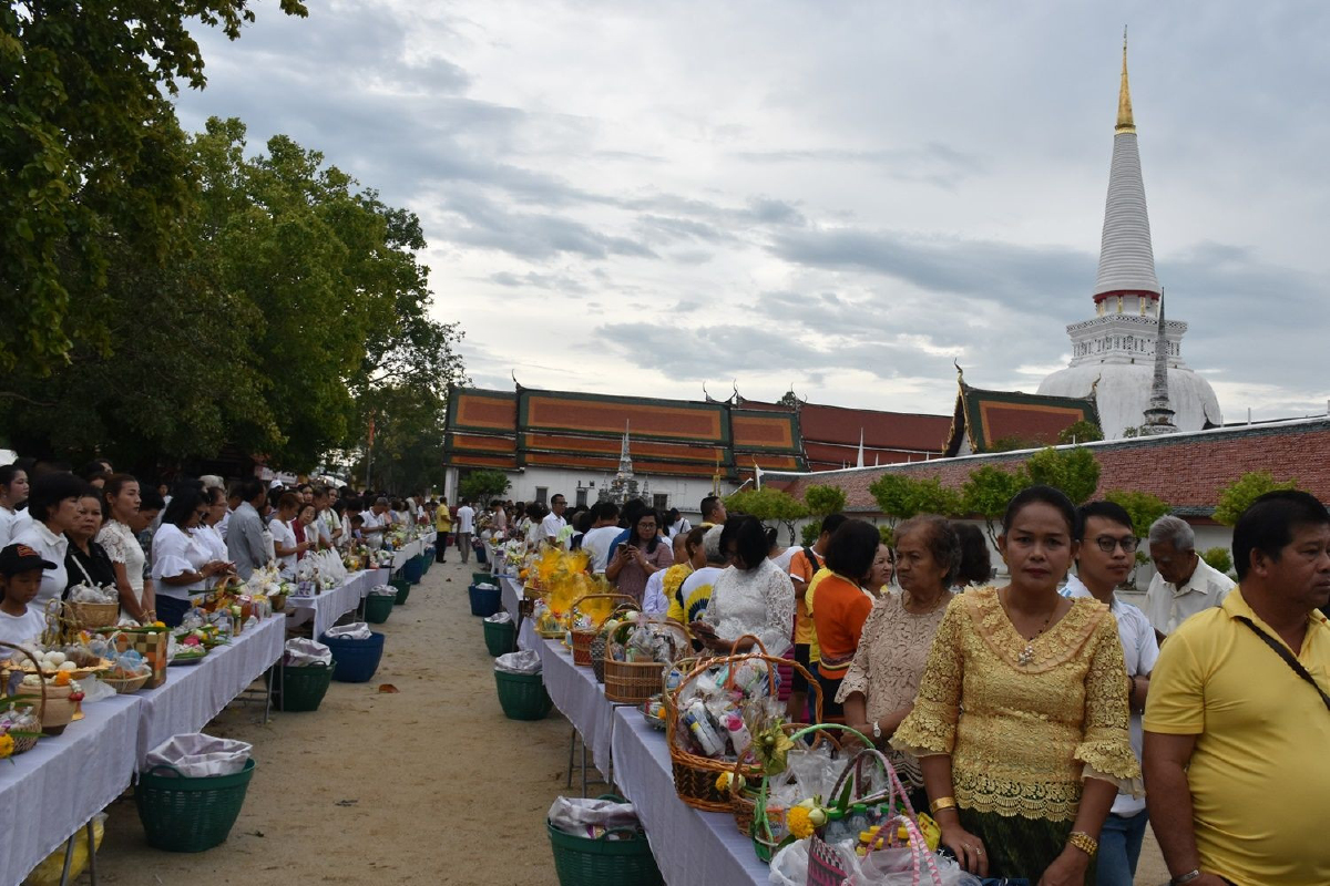 เมืองคอนร่วมงานบุญใหญ่ตักบาตรเทโวโรหณะวันออกพรรษา เมืองคอนร่วมงานบุญใหญ่ตักบาตรเทโวโรหณะวันออกพรรษา