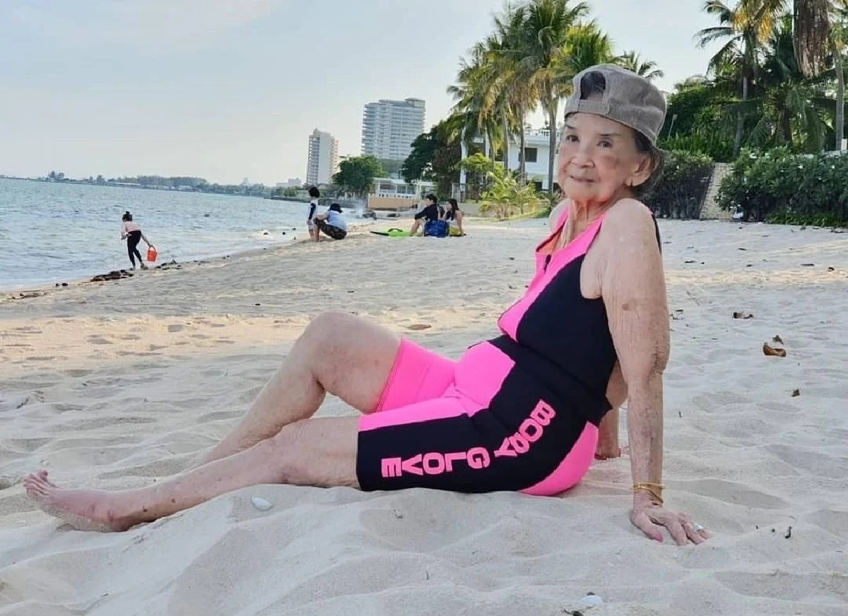 "คุณยายมารศรี” วัย 98 ปี อวดความแซ่บในชุดว่ายน้ำสีชมพูสดใส พร้อมโพสต์ท่าเก๋ๆ