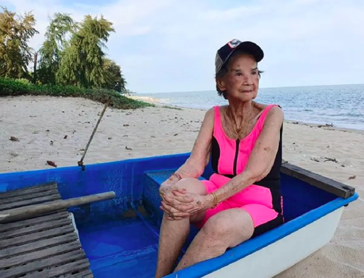 "คุณยายมารศรี” วัย 98 ปี อวดความแซ่บในชุดว่ายน้ำสีชมพูสดใส พร้อมโพสต์ท่าเก๋ๆ