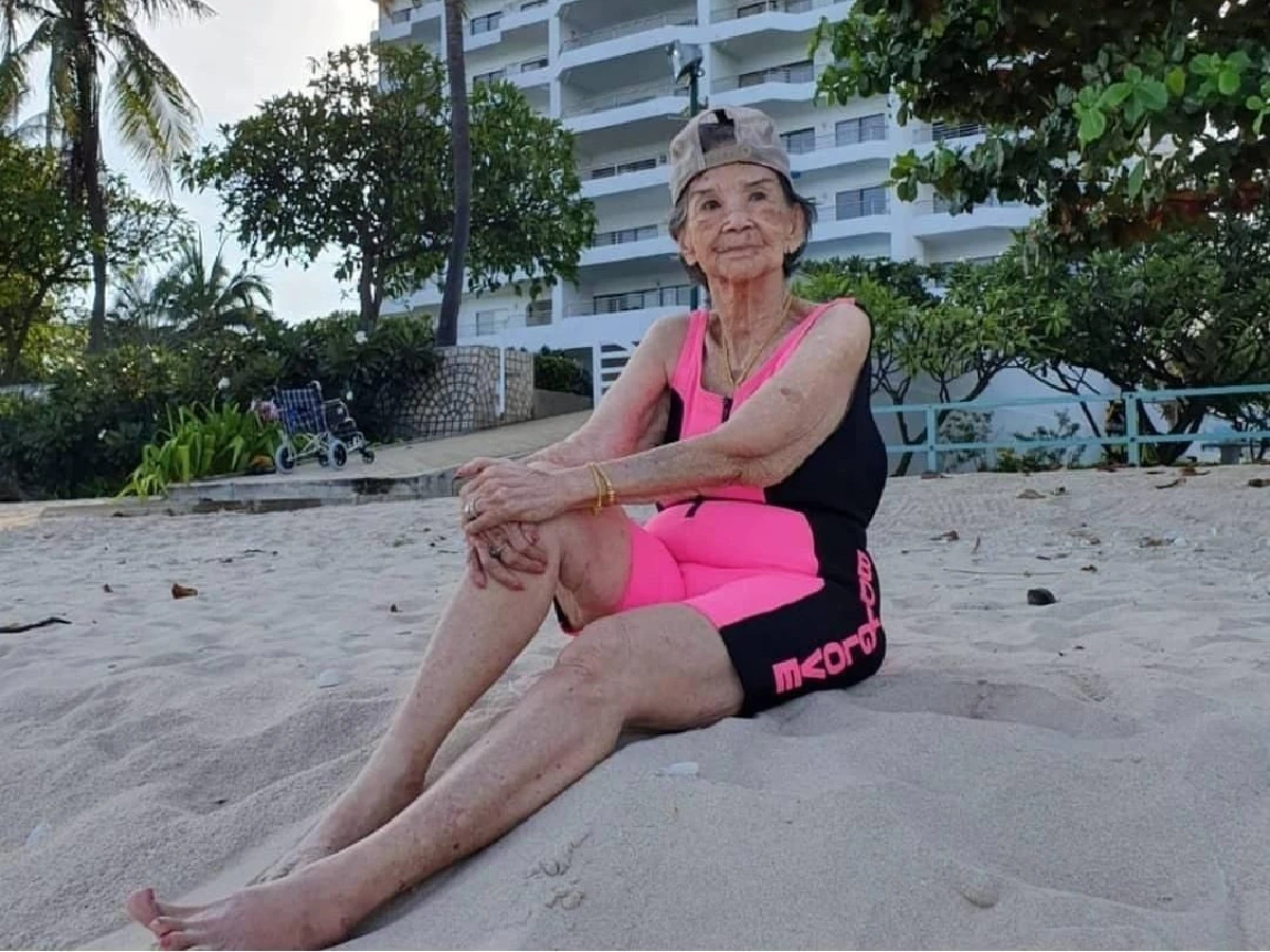 "คุณยายมารศรี” วัย 98 ปี อวดความแซ่บในชุดว่ายน้ำสีชมพูสดใส พร้อมโพสต์ท่าเก๋ๆ