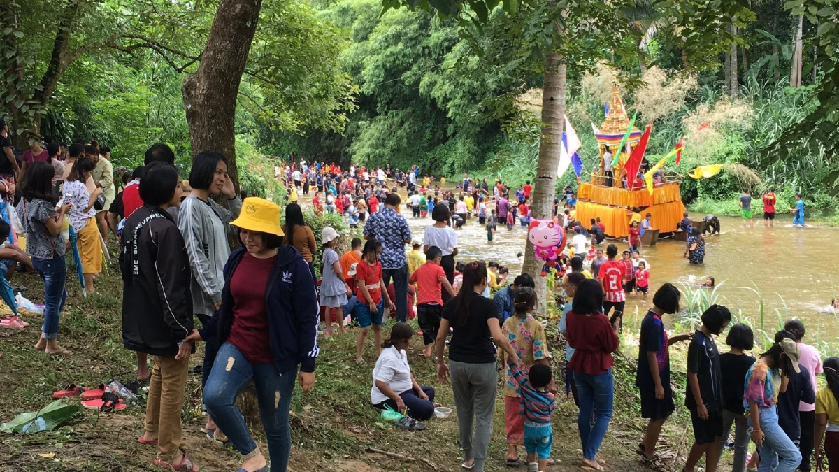 หนึ่งเดียวในโลก! ชักพระทางน้ำวัดพัทธเสมาประเพณีสร้างความรักสามัคคี