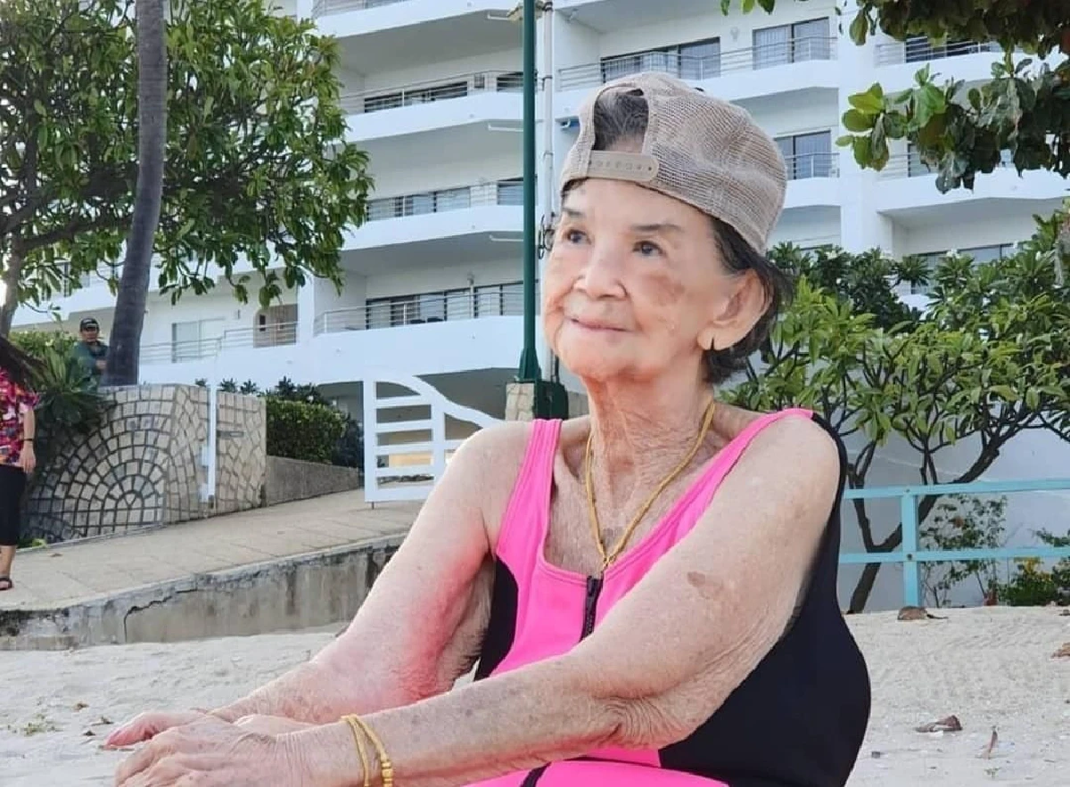 "คุณยายมารศรี” วัย 98 ปี อวดความแซ่บในชุดว่ายน้ำสีชมพูสดใส พร้อมโพสต์ท่าเก๋ๆ