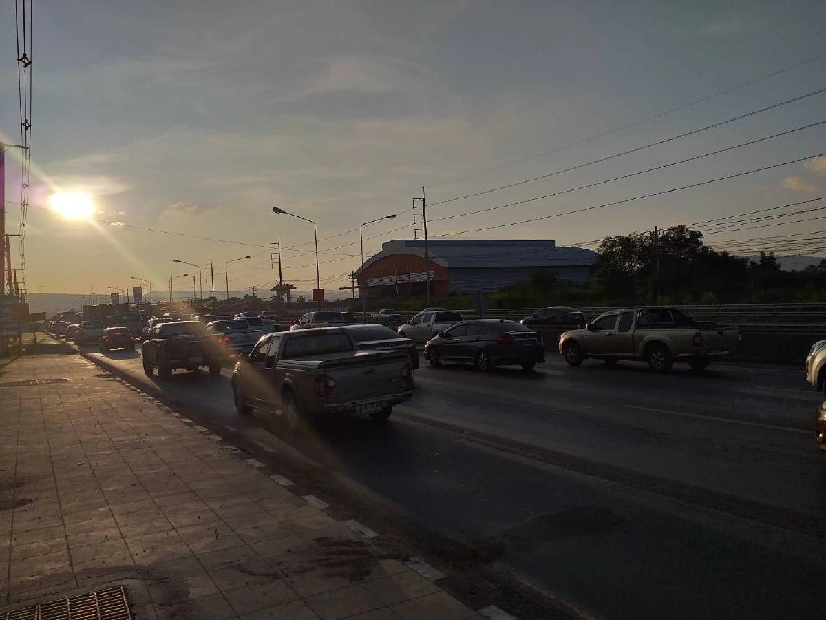 ถนนมิตรภาพการจราจรหนาแน่นชาวอีสานแห่กลับกรุงหลังหยุดยาว