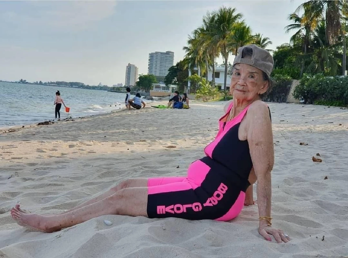 "คุณยายมารศรี” วัย 98 ปี อวดความแซ่บในชุดว่ายน้ำสีชมพูสดใส พร้อมโพสต์ท่าเก๋ๆ