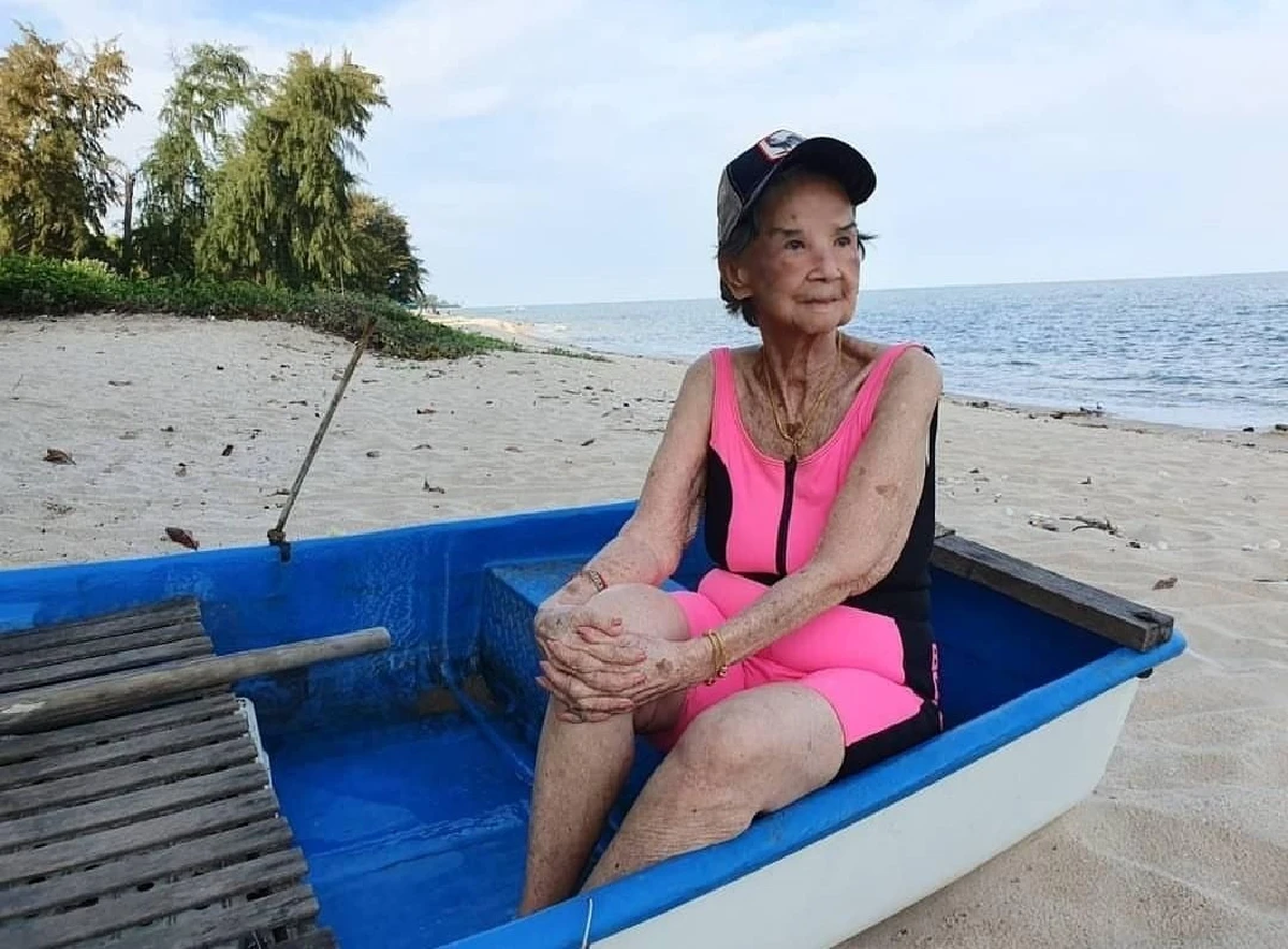 "คุณยายมารศรี” วัย 98 ปี อวดความแซ่บในชุดว่ายน้ำสีชมพูสดใส พร้อมโพสต์ท่าเก๋ๆ