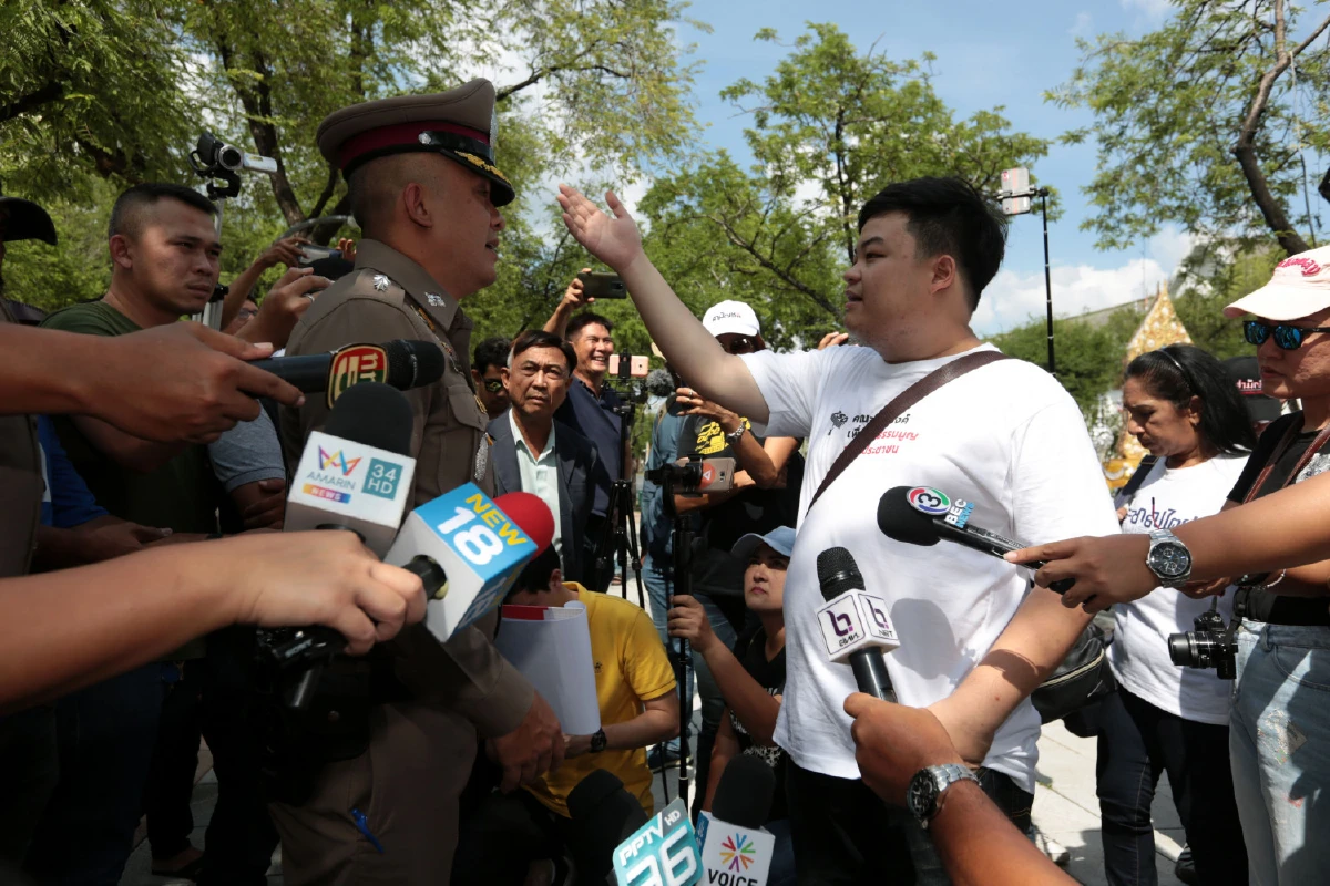 นศ.แขวนป้ายหน้ากองทัพบก“เผด็จการจงพินาศ ” รำลึกเหตุการณ์ 14 ตุลา ฯ