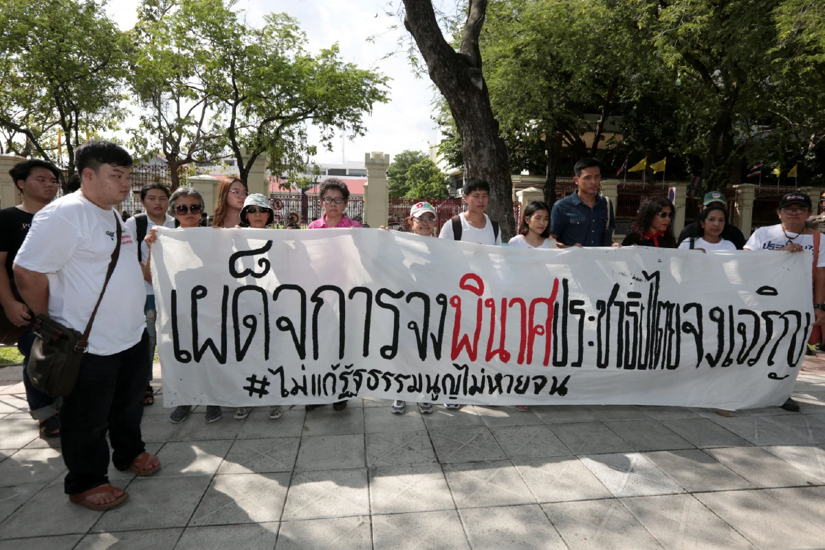 นศ.แขวนป้ายหน้ากองทัพบก“เผด็จการจงพินาศ ” รำลึกเหตุการณ์ 14 ตุลา ฯ