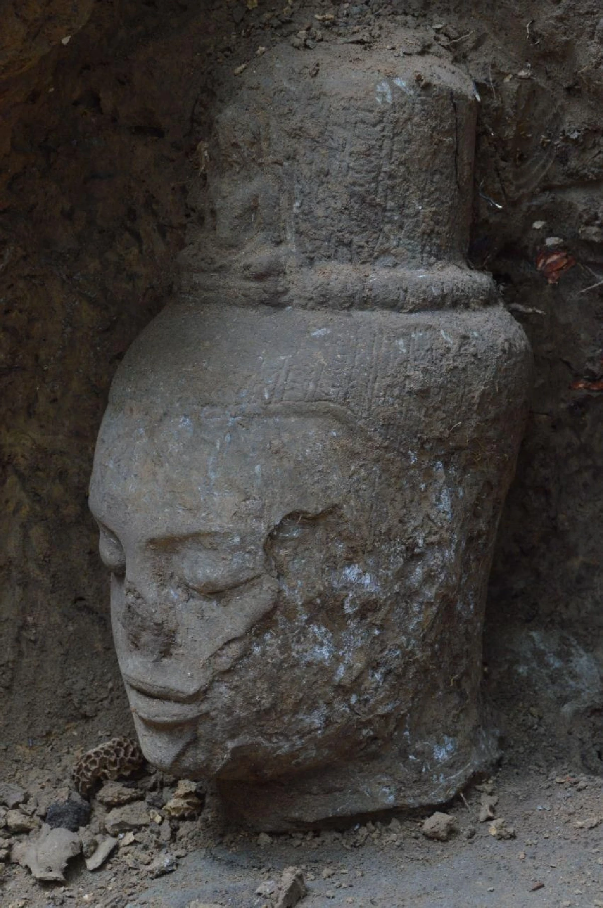 พบเศียรพระโพธิสัตว์เขมรโบราณขนาดมหึมา