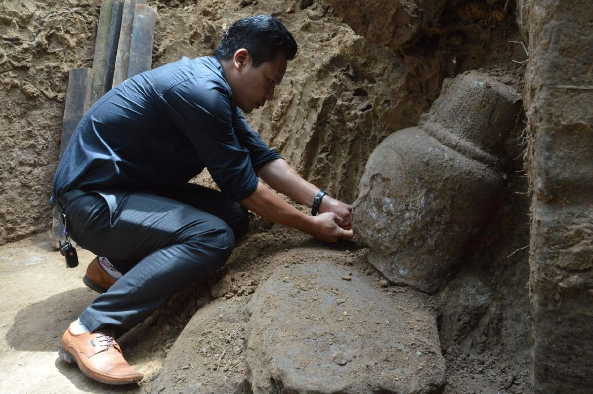 พบเศียรพระโพธิสัตว์เขมรโบราณขนาดมหึมา