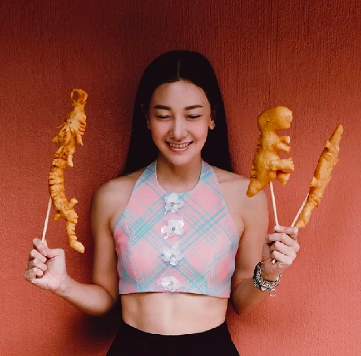 ซูมหน้าท้องเรียบแบน “นุ่น วรนุช” กับกล้ามท้องเล็กๆ เพิ่มความเปรี้ยวเบาๆ