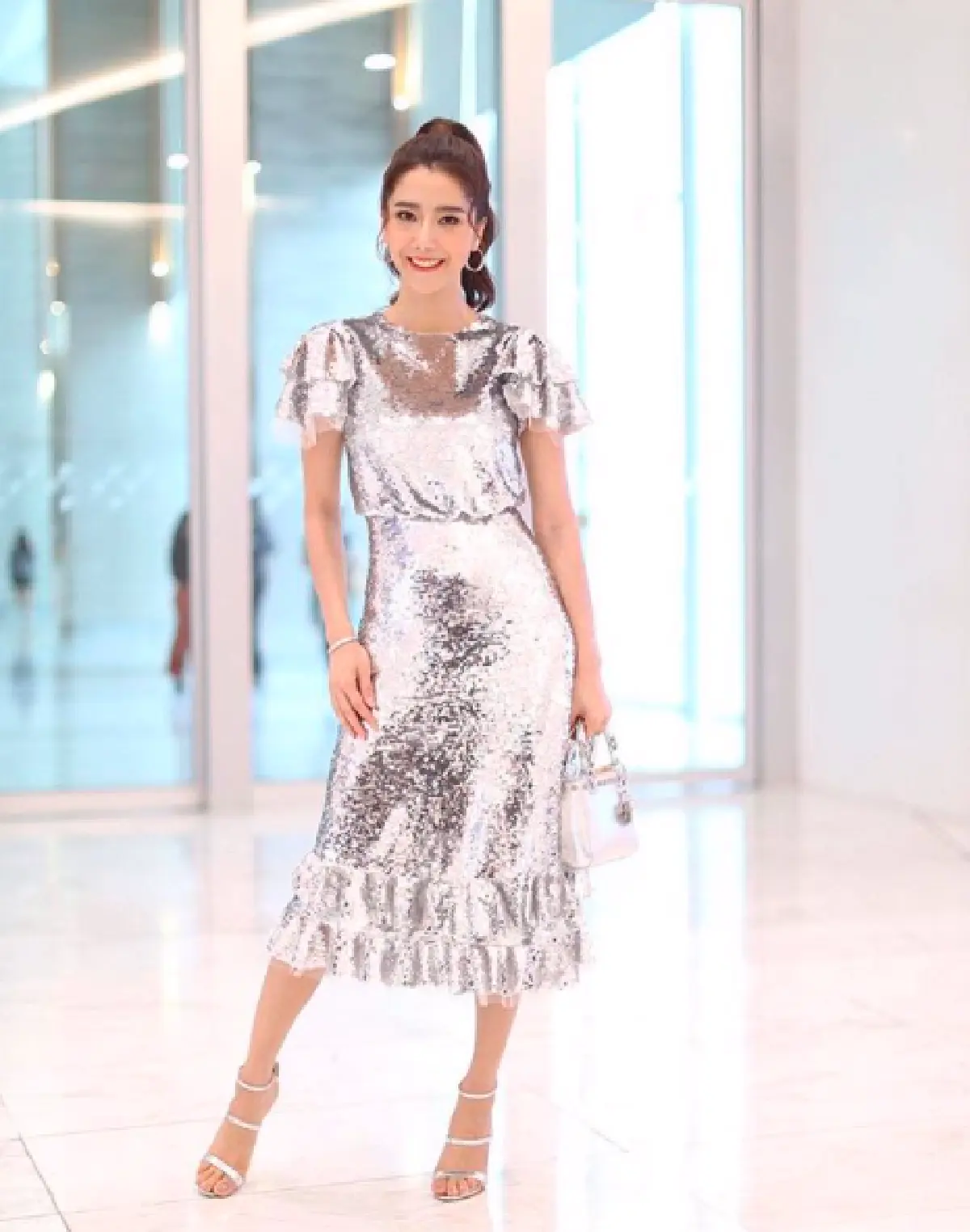 ส่องภาพ "ไอซ์ อภิษฎา" สวยหรูไปอีกแบบกับชุดเรียบร้อยแต่สะดุดตา!