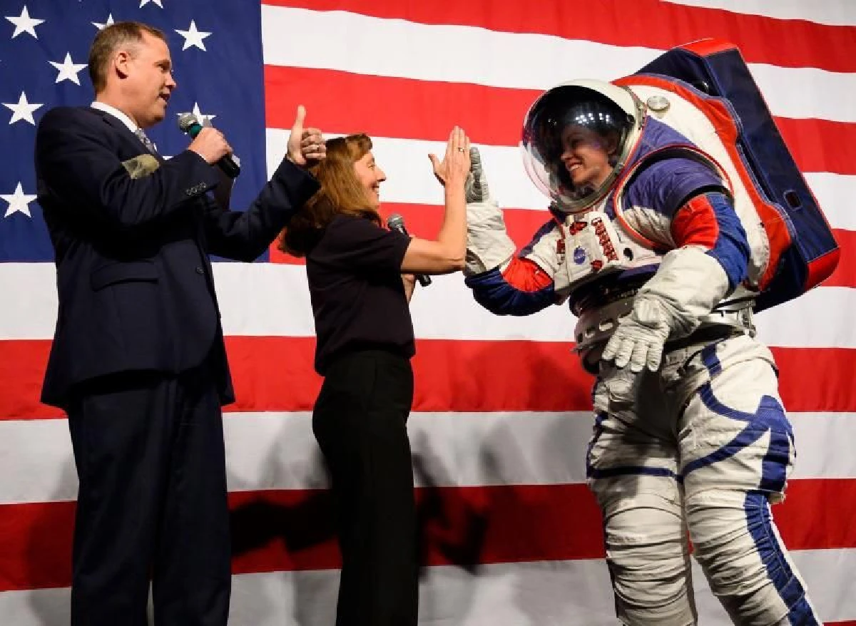 นาซาเผยโฉมชุดอวกาศแบบใหม่