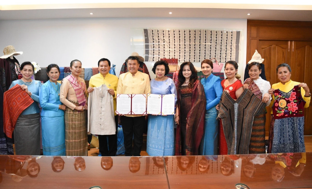 พร้อมใจจัดโครงการ"สืบสาน อนุรักษ์ศิลป์ผ้าถิ่นไทย ดำรงไว้ในแผ่นดิน"