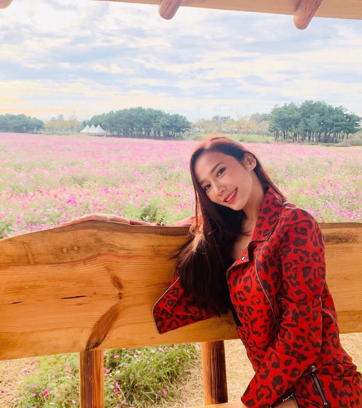 อั้ม พัชราภา พาพ่อแม่เที่ยวเกาหลี สวยสดใสในทุ่งดอกไม้สามสี