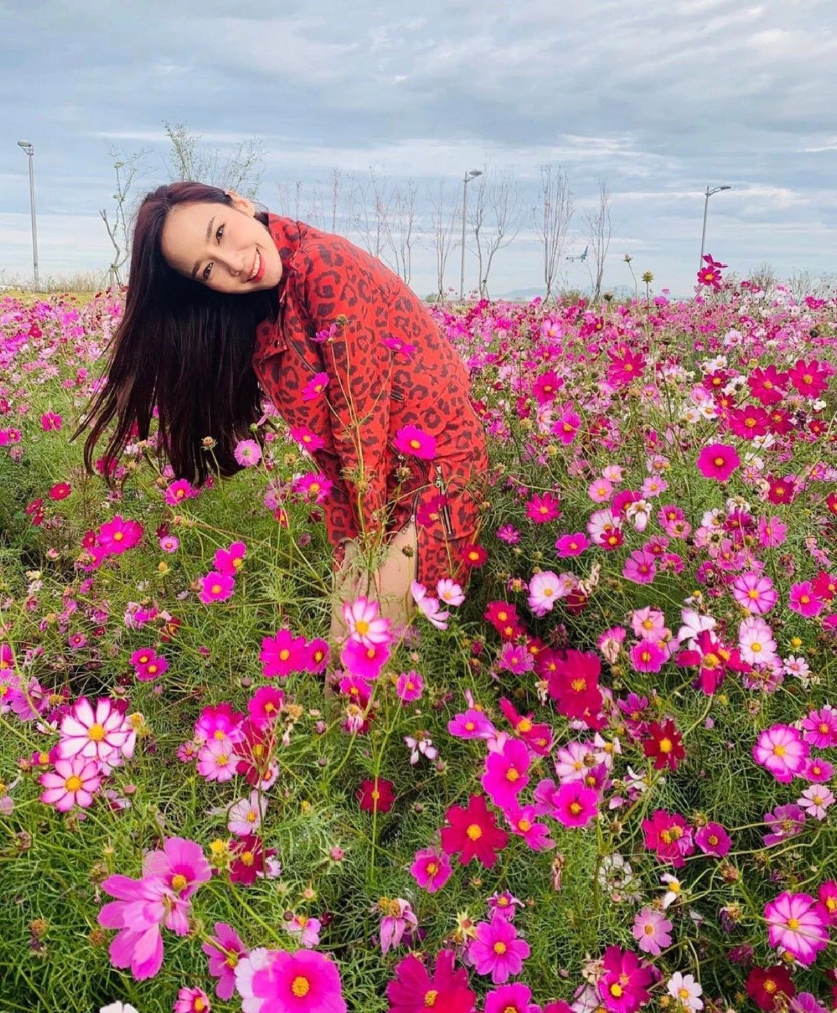 อั้ม พัชราภา พาพ่อแม่เที่ยวเกาหลี สวยสดใสในทุ่งดอกไม้สามสี