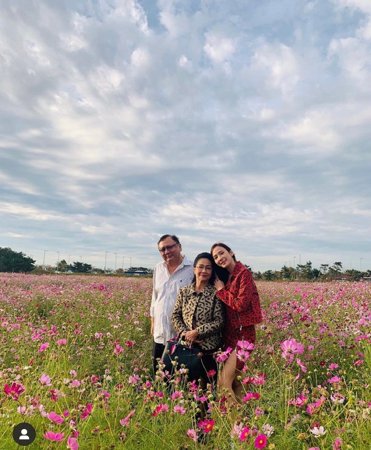 อั้ม พัชราภา พาพ่อแม่เที่ยวเกาหลี สวยสดใสในทุ่งดอกไม้สามสี