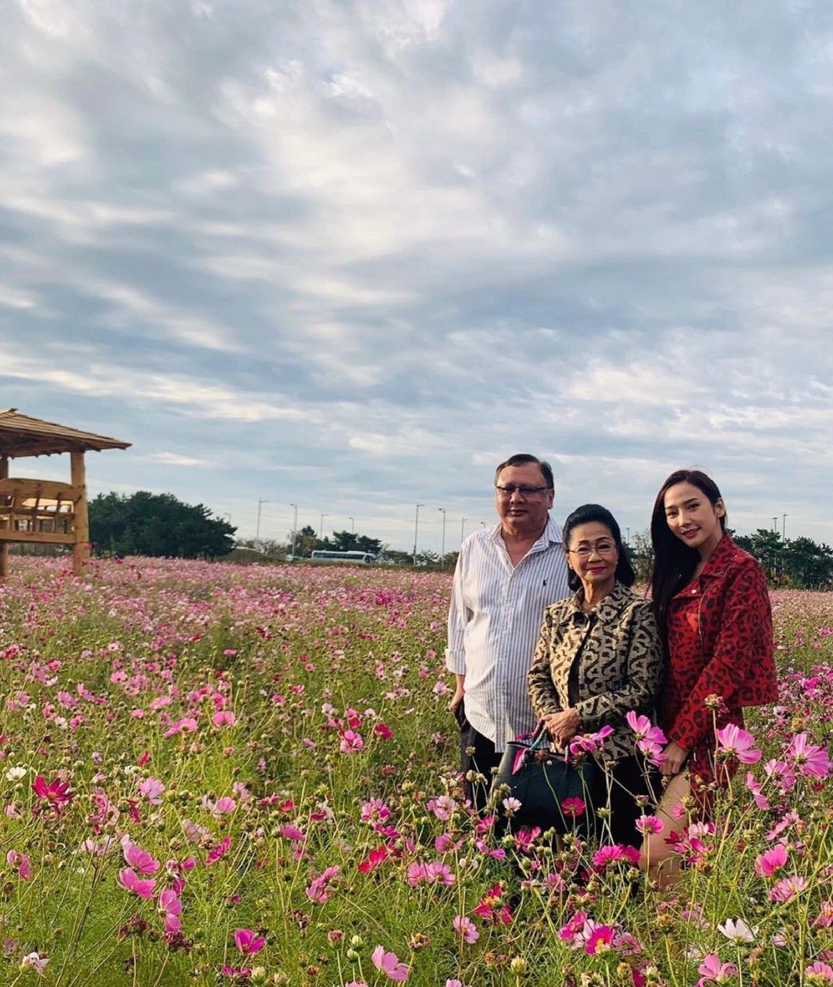 อั้ม พัชราภา พาพ่อแม่เที่ยวเกาหลี สวยสดใสในทุ่งดอกไม้สามสี
