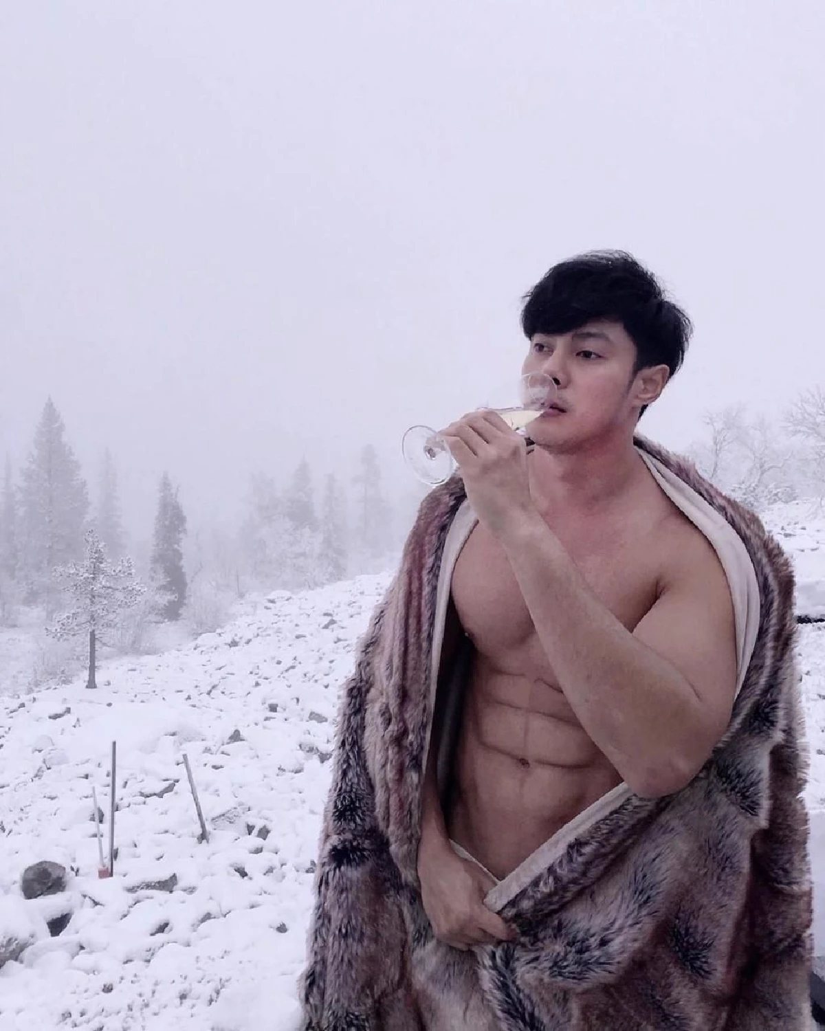 แมน การิน อวดซิกแพคใหม่ท้าลมหนาว พร้อมเอ่ยปากบอกภรรยาช่วยทำให้หายแข็งหน่อย